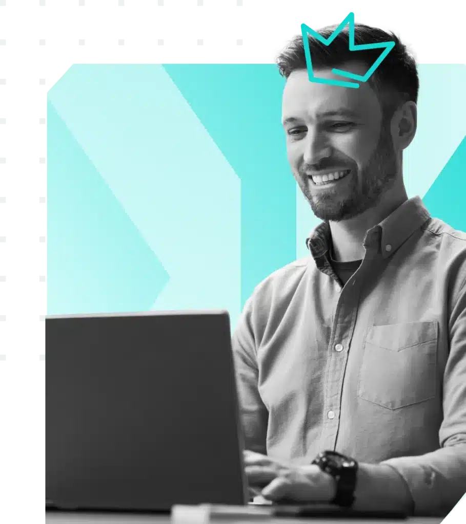 Homem sorrindo com um ícone de uma coroa por cima de sua cabeça, com um elemento gráfico de um X por trás e mexendo no computador