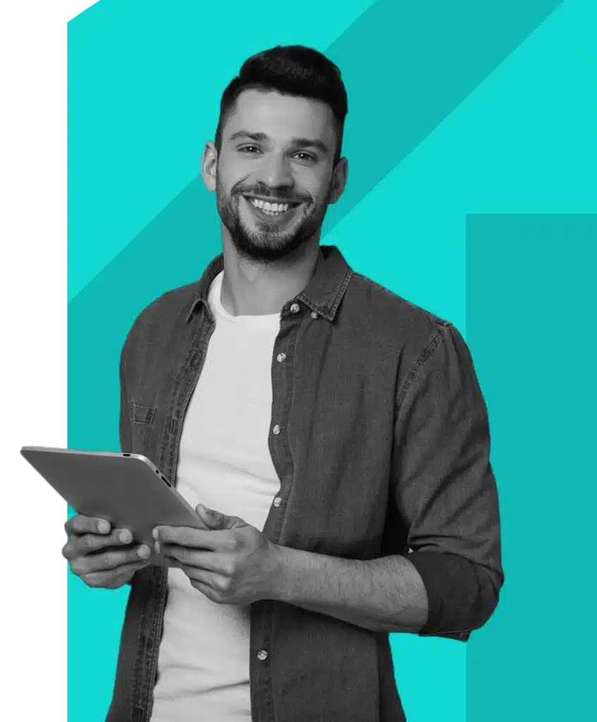 Imagem de um homem feliz, segurando um tablet, no fundo o símbolo da 4Linux
