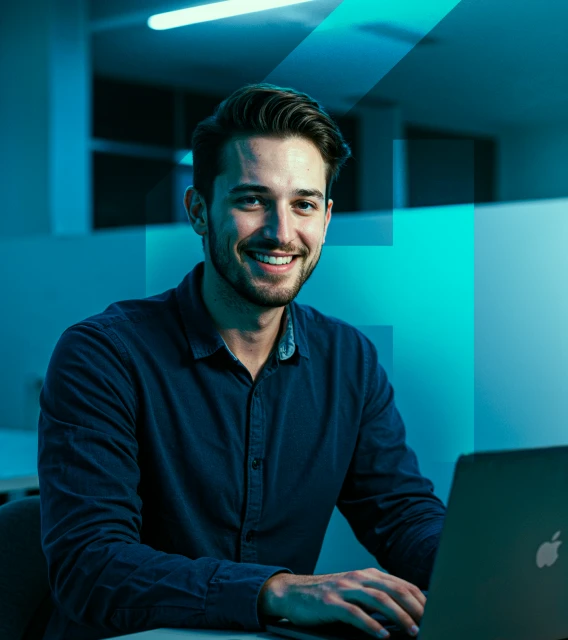 Homem mexendo no computador